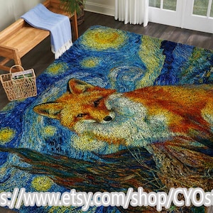 Op de afbeelding: Een groot vloerkleed met een ontwerp van een vos op een sterrennachtachtergrond. Het vloerkleed heeft een mix van blauw, geel en oranje, wat een opvallend visueel effect creëert. Het ontwerp doet denken aan een beroemd schilderij.