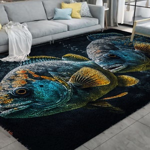 Op de afbeelding: Een zwart vloerkleed met een kleurrijk visontwerp. De vissen zijn blauw, groen, geel en oranje. Het kleed heeft een zachte, pluche textuur.