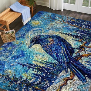Pode incluir: Um tapete grande com um design de um corvo azul estilizado empoleirado num galho contra um fundo de céu noturno rodopiante. O design do tapete incorpora tons de azul, branco e castanho, criando uma aparência texturizada e artística. O tapete está colocado sobre um chão de madeira.