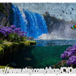 Puede incluir: Una pintura de paisaje vibrante con una cascada azul, exuberante vegetación verde y flores moradas. Un loro colorido vuela por el cielo. La imagen tiene un estilo texturizado y artístico.