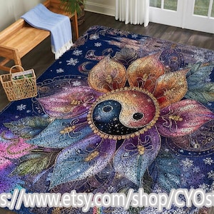 Peut inclure: Un grand tapis rectangulaire avec un motif floral. Le tapis présente un symbole Yin Yang central entouré de pétales colorés dans des tons orange, violet et bleu. Le fond est bleu foncé avec des accents de flocons de neige.