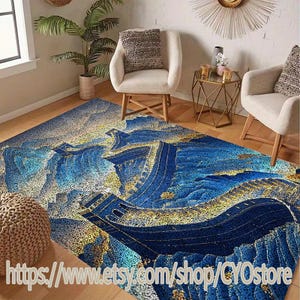 Peut inclure: Un tapis bleu et or avec un motif en mosaïque représentant une représentation stylisée de la Grande Muraille de Chine. Le tapis est posé sur un sol en bois dans un salon.