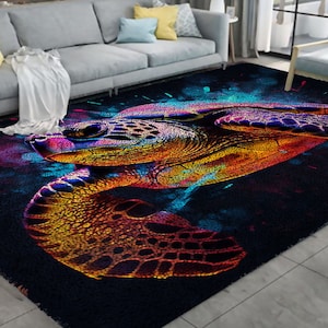 Pode incluir: Um tapete colorido com um grande desenho detalhado de tartaruga marinha. A tartaruga é pintada em tons de laranja, amarelo, rosa e azul sobre um fundo preto. O tapete tem uma textura macia.