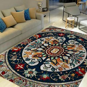 Könnte beinhalten: Ein runder, bunter Teppich mit einem floralen Muster in Rot-, Orange-, Gelb-, Grün-, Blau- und Weißtönen. Der Teppich hat einen dunkelblauen Hintergrund und einen weißen Rand.