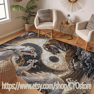 Peut inclure: Tapis de sol avec un motif Yin et Yang représentant un dragon et un tigre. Le tapis a un fond sombre avec des accents dorés et blancs. Le dragon est blanc et le tigre est brun avec des rayures noires.