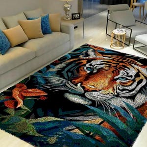 Peut inclure: Un tapis coloré avec un motif de visage de tigre. Le visage du tigre est au centre du tapis, ses yeux regardant directement le spectateur. Le tapis est entouré d'un fond bleu foncé et vert avec des feuilles et des fleurs.