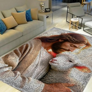 Puede incluir: Una alfombra con una imagen detallada de Jesús sosteniendo un cordero. La alfombra es de color gris claro con acentos marrones y naranjas.