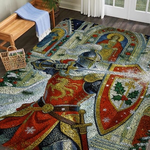 Könnte beinhalten: Ein rechteckiger Teppich mit einem mittelalterlichen Ritter in voller Rüstung, der ein Schwert und einen Schild schwingt. Der Teppich hat ein detailliertes, mosaikartiges Design mit roten, goldenen und blauen Farbtönen. Der Schild zeigt einen Stechpalmenzweig.