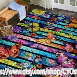 Peut inclure: Tapis de sol coloré avec un motif de papillons et de fleurs. Le tapis présente un motif rayé avec des couleurs vives, notamment le bleu, le violet, le jaune et l'orange. Le tapis est rectangulaire et convient à un usage intérieur.