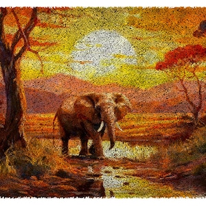 Puede incluir: Un elefante se encuentra en un río al atardecer. La obra de arte presenta una paleta de colores cálidos de naranja, amarillo y marrón, con árboles y un gran sol de fondo. El estilo recuerda a la pintura puntillista.