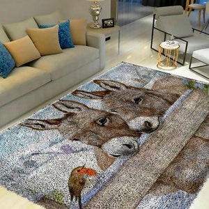 Könnte beinhalten: Ein flauschiger, hellblauer und brauner Teppich mit einem Design aus drei Eseln und einem kleinen Vogel. Die Esel sind braun und weiß und in einem realistischen Stil dargestellt.