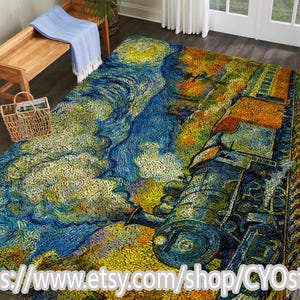 Puede incluir: Una alfombra grande con un diseño impresionista de un tren contra un cielo nocturno arremolinado. La alfombra incorpora tonos de azul, amarillo, naranja y verde, creando un aspecto texturizado y artístico.