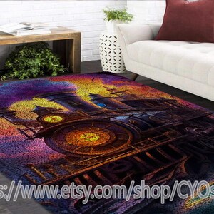 Puede incluir: Una alfombra colorida con un diseño abstracto de color morado oscuro, naranja y amarillo que presenta una gran locomotora de estilo steampunk detallada. La alfombra tiene un aspecto texturizado y tejido.