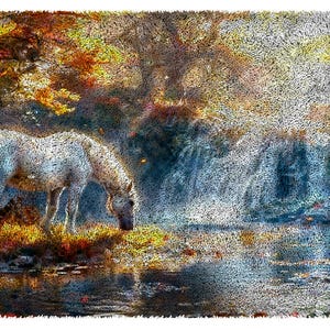 Puede incluir: Impresión artística digital de un caballo blanco bebiendo de un estanque. El caballo está en un entorno forestal con colores otoñales. El agua refleja el caballo y los árboles circundantes.