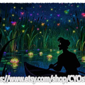 Può includere: Illustrazione notturna con una silhouette in barca su uno stagno. Lucciole e farfalle colorate illuminano l'acqua e le piante. L'immagine ha una qualità sognante e stravagante.