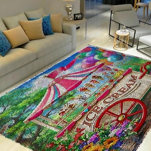 Könnte beinhalten: Ein bunter Teppich mit einem fantasievollen Design, das einen Eiswagen mit Ballons, ein gestreiftes Zelt und Blumen zeigt. Der Teppich hat eine strukturierte, flauschige Oberfläche.