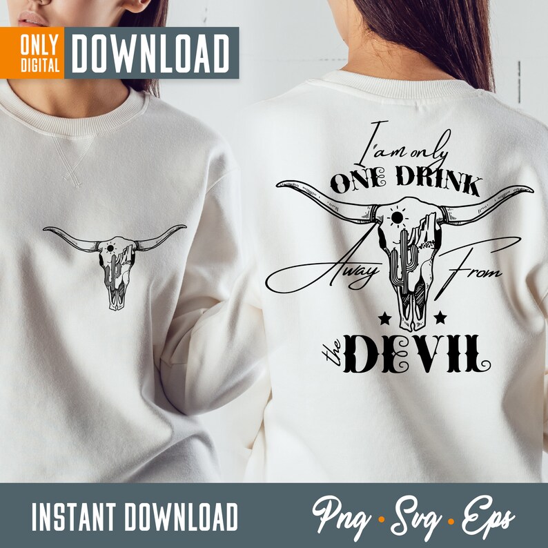 Op de afbeelding: Wit sweatshirt met een zwart-witte afbeelding van een koeien schedel met een cactus en de tekst "Ik ben maar &eacute;&eacute;n drankje verwijderd van de duivel".