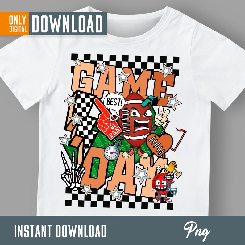 Op de afbeelding: Een wit T-shirt met een kleurrijk grafisch ontwerp met een cartoon-voetbal met een gezicht, de woorden "Game Day" en andere sportgerelateerde afbeeldingen. Het ontwerp bevat sterren, een geruit patroon en een groen veld.