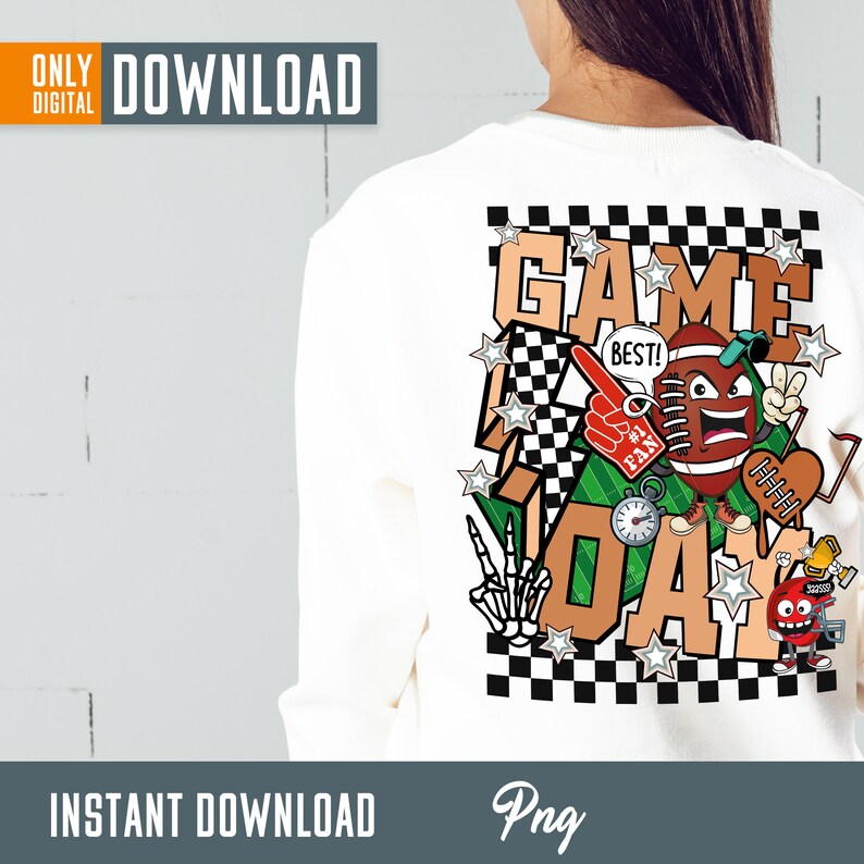 Op de afbeelding: Een wit T-shirt met een grafisch ontwerp van een voetbalpersonage met de woorden "Game Day" op een geruite achtergrond. Het ontwerp bevat sterren, een voetbal, een fluitje, een klok en een trofee.