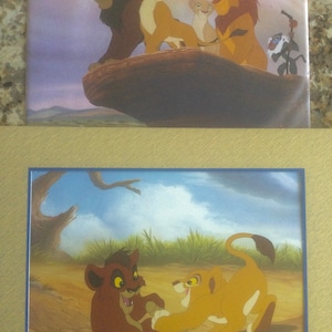 Puede incluir: Una imagen enmarcada de una escena de la película animada El Rey León. La imagen superior muestra a Simba, Nala y otros leones de pie sobre una roca. La imagen inferior muestra a Simba y Nala como cachorros jugando juntos.