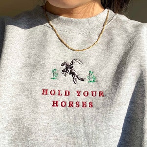 Sudadera Hold Your Horses / Western, cuello redondo de vaquero, bordado de rodeo