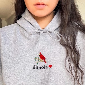 Sudadera con capucha vintage de Illinois, ropa de los Cardinals, sudadera con capucha bordada de la Universidad Estatal, sudadera con capucha de viaje por carretera de Chicago, regalo para amantes de las aves, cardenal rojo