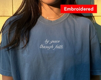 Durch Gnade durch Glaube T-Shirt, Vers gesticktes T-Shirt, Komfortfarben