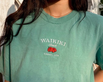 T-shirt Waikiki Beach Hawaii couleurs confort, hibiscus, t-shirt vintage brodé hawaïen