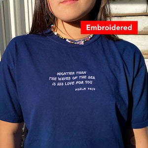 Mächtiger als die Wellen | christlicher Komfort Farben T-Shirt, Psalm Bibel Vers Tshirt