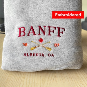 Banff National Park Sweatshirt embroidered, vintage Canada crewneck