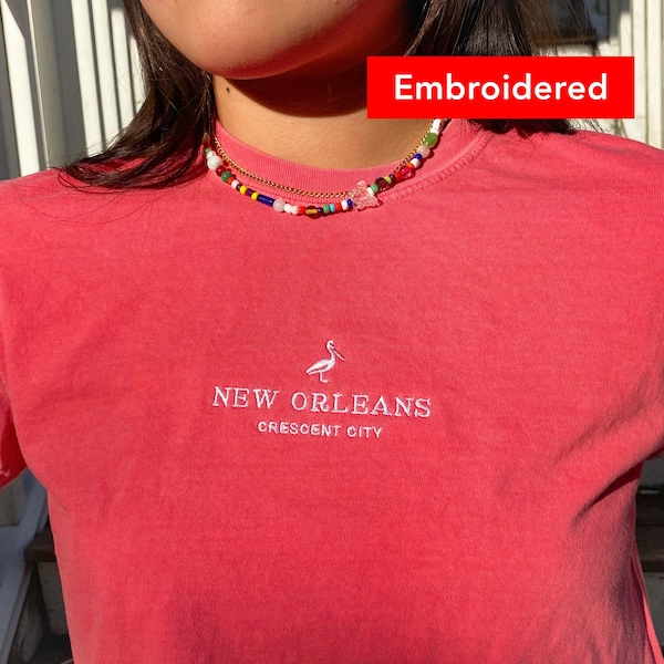 Camiseta de Nueva Orleans Luisiana colores cómodos, camiseta gráfica vintage bordada, camisas de despedida de soltera nola personalizadas