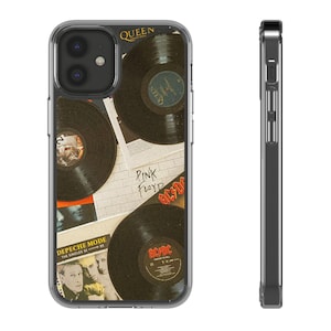 Può includere: Custodia trasparente per telefono con un collage di dischi in vinile vintage. Il design include copertine di album di Queen, Pink Floyd, Depeche Mode e AC/DC. La custodia ha un bordo nero e un retro trasparente.