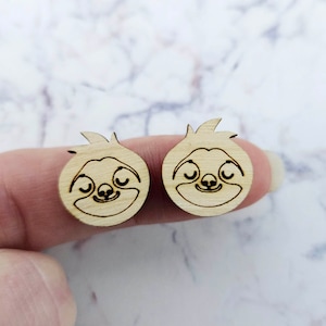 ON SALE - 10 pcs 16mm Laser Cut Birch SLOTHS