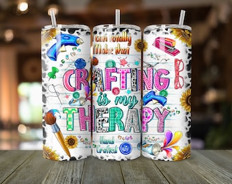 Può includere: Tre bicchieri in acciaio inossidabile bianco con un design colorato che presenta il testo "I can totally make that CRAFTING is my THERAPY Hand Crafted". Il design include vari strumenti per l'artigianato, come forbici, pennelli, filati e bottoni.