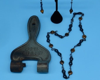 Cadena de bicicleta reciclada y conjunto de joyas de ojos de tigre, regalo de ciclismo para mujer con collar y aretes hechos a mano con parte de bicicleta