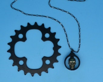 Colgante de calavera de peltre con abrazadera para palanca de cambios de bicicleta de montaña, collar de Halloween, joya para bicicleta, regalo gótico