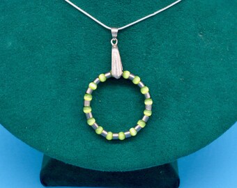 Precioso colgante verde lima, joyería de pieza de bicicleta reutilizada, regalo de collar de hardware ecológico para mujer ciclista