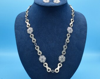 Collar de flores con piezas de bicicleta y pendientes a juego; conjunto de collar de eslabones de cadena; joyería de bicicleta, regalo menor de 50 años