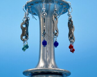 Pendientes de eslabones de cadena con delicadas cuentas a rayas azul, rojo, turquesa - divertidos pendientes colgantes de hardware para las fiestas, regalo ecológico