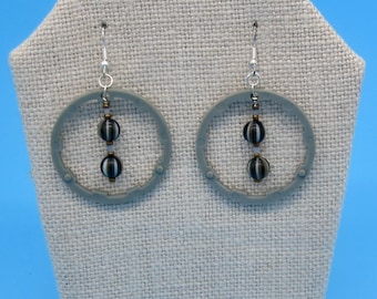 Pendientes de aro gris hechos de espaciadores de casete de bicicleta y cuentas de Lucite, joyería de parte de bicicleta reciclada, regalo para mujer ciclista