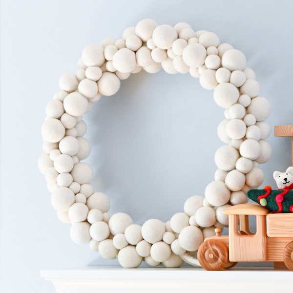 Grande couronne de boules de feutre blanc de 50 cm de diamètre - Grande couronne de Noël en feutre de laine