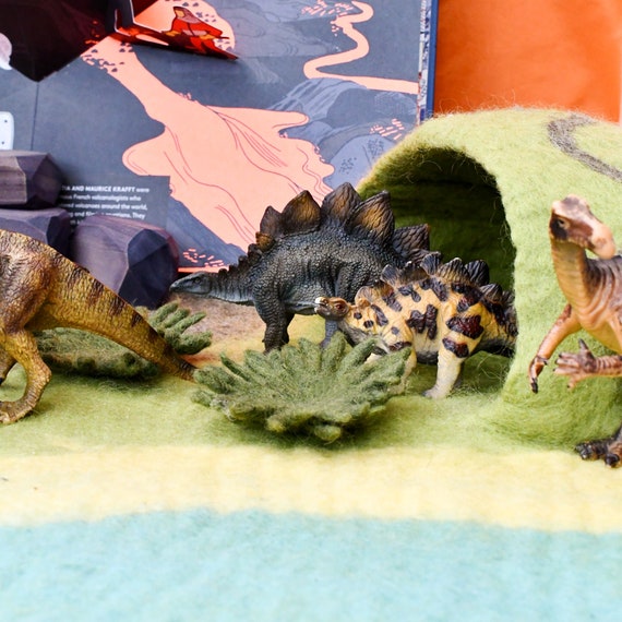 Grand terrain de dinosaures avec tapis de jeu volcanique Playscape / Grand  tapis de jeu de dinosaures en feutre de laine -  France