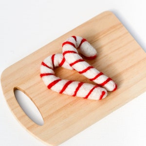 Filz Weihnachtszuckerstangen | Zuckerstange in weiß mit roten Schnüren
