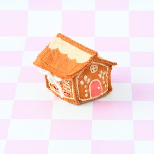 Maison en pain d&#39;épice en feutre - Porte rose | Jouet interactif pour maison de Noël | Maison de jeu à faire semblant avec porte rose