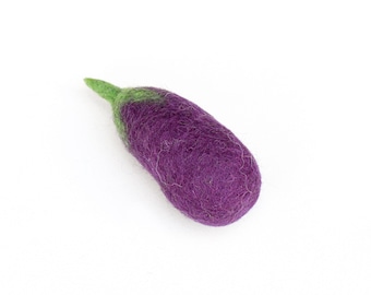 Può includere: Una melanzana di feltro viola con un gambo di feltro verde.