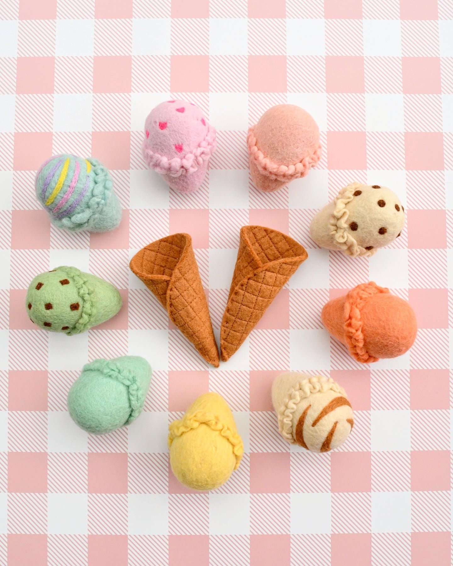 Felt Ice Cream Set - Waffle Cones and 9 Ice Cream Scoops - Chocolate, Vanilla, Strawberry, Choc Mint Ice Creams - Interactive Pretend Play