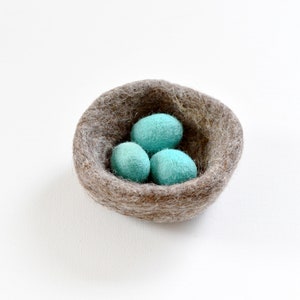 Ninho de feltro com 3 ovos de tordo-azul | Conjunto de ninho de feltro e ovos de tordo | Brinquedos inspirados em Waldorf | Ninho para brincar no mundo pequeno