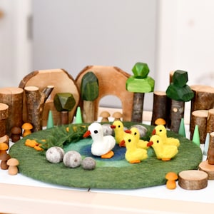 Paysage de jeu de 5 petits canards / étang aux canards avec tapis de jeu en feutre de 6 canards / jeu inspiré de Waldorf / fabriqué à partir de feutre de laine