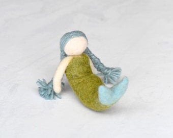Filt sjöjungfru med havsblått hår, Waldorf Steiner-inspirerad sjöjungfru, Tara Treasures-leksak