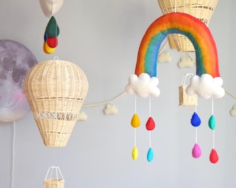 Mobile pour lit de bébé arc-en-ciel avec gouttes de pluie colorées